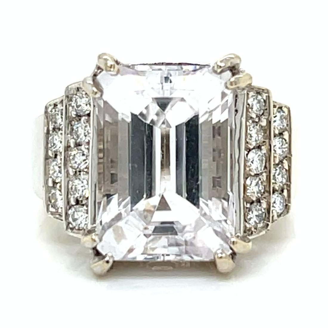 18K White Gold Kunzite 10.00 ct Diamond Ring: 18K White Gold Kunzite 10.00 ct Diamond Ring This stunning 18K White Gold Kunzite & Diamond Ring features a beautiful central kunzite gemstone, approximately 10.00 ct, surrounded by 18 sparkling diamo