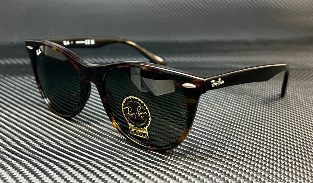 Ray-Ban RB2185 902 31 Tortoise G-15 Green Sunglasses with Case: Ray-Ban RB2185 902 31 Tortoise G-15 Green Sunglasses with Case Elevate your eyewear collection with these stylish Ray-Ban RB2185 sunglasses. Featuring a classic Tortoise Shell pattern, these sunglasse