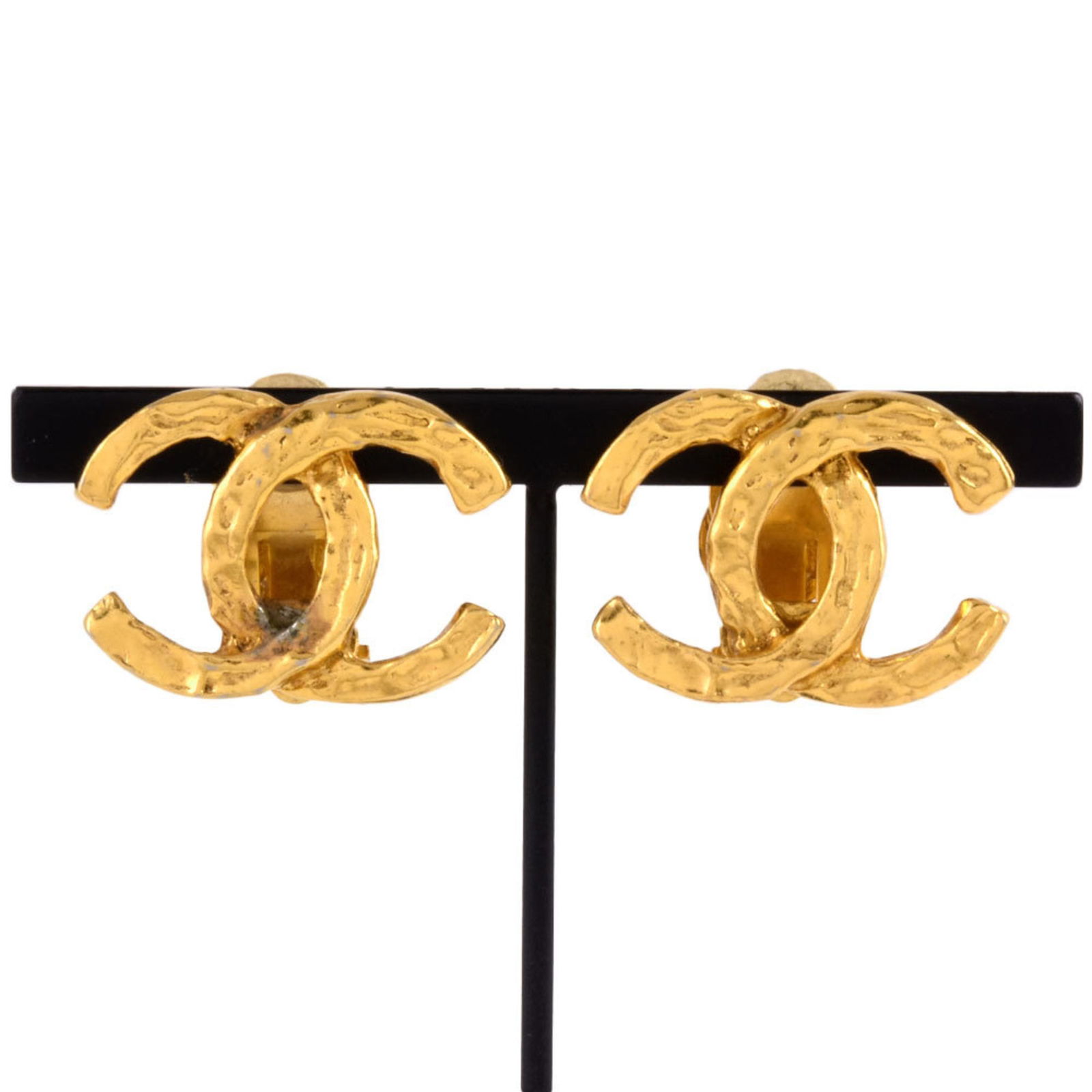 Chanel Coco Mark Clip Earrings Gold Plating: Chanel Coco Mark Clip Earrings Gold Plating Elevate your accessory collection with these stunning CHANEL Coco Mark Clip Earrings. Crafted with gold plating, these elegant earrings feature a unique cir