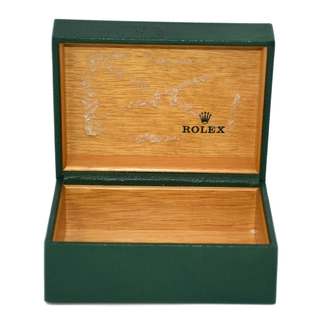Authentic Rolex Presentation Box Model 64.00.01 for Single Watch: Authentic Rolex Presentation Box Model 64.00.01 for Single Watch This pre-owned Rolex presentation box is designed for single watch storage, model reference 64.00.01. Measuring 56x4x3 inches, it is cr