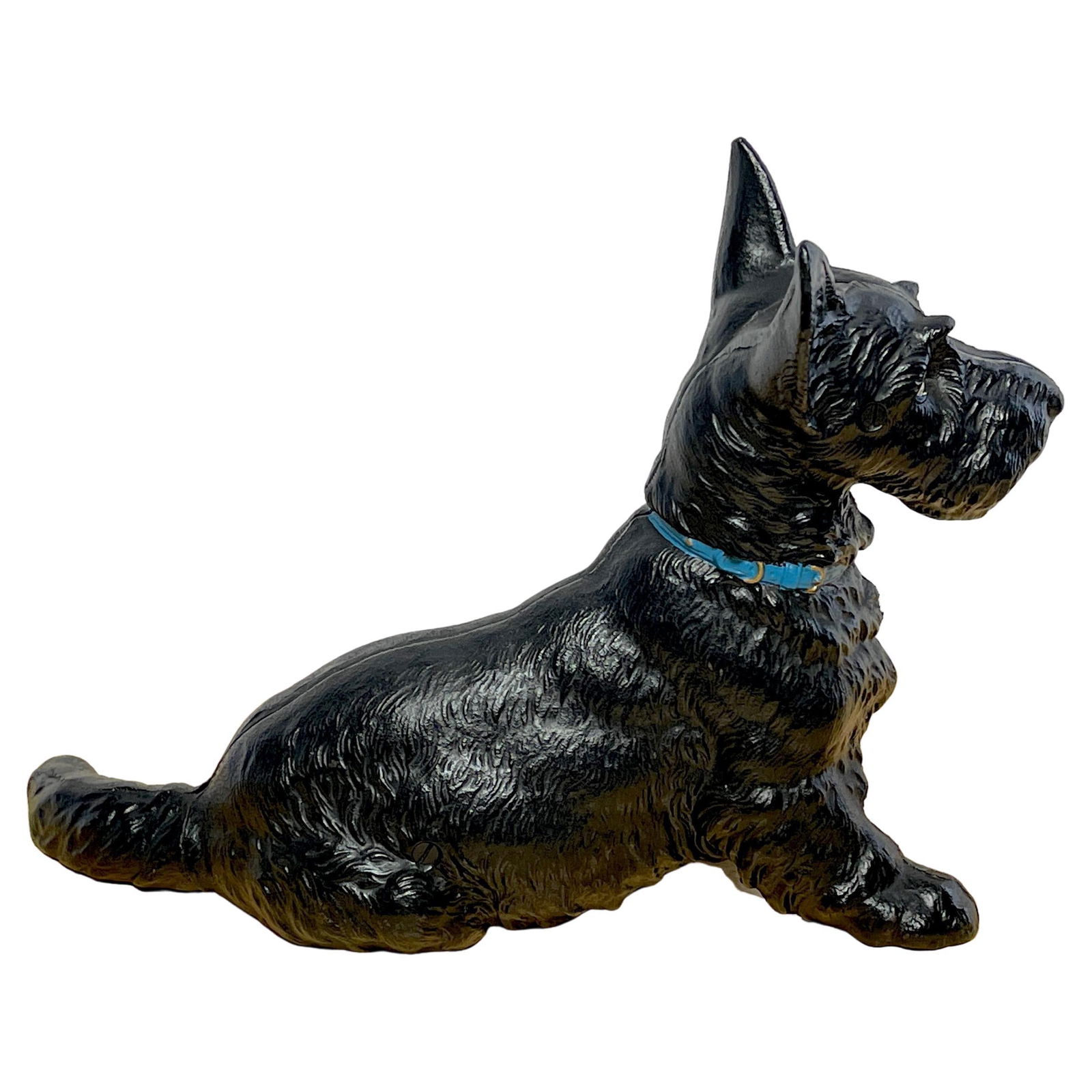 Hubley 1930s Large Seated Scotty Dog Doorstop with Blue Collar: Hubley 1930s Large Seated Scotty Dog Doorstop with Blue Collar Presenting the largest model of the Hubley Seated Scotty dog doorstop, a remarkable decorative piece from the 1930s. This doorstop featur