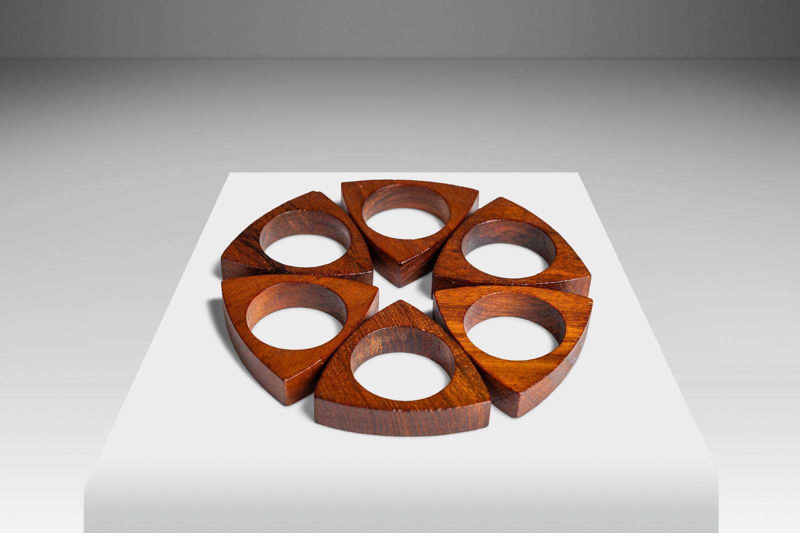 Set of 6 Mid-Century Modern Teak Napkin Rings Denmark 1960s: Set of 6 Mid-Century Modern Teak Napkin Rings Denmark 1960s Enhance your dining experience with this exquisite set of six Danish Mid-Century Modern napkin rings, expertly crafted from solid Burmese te