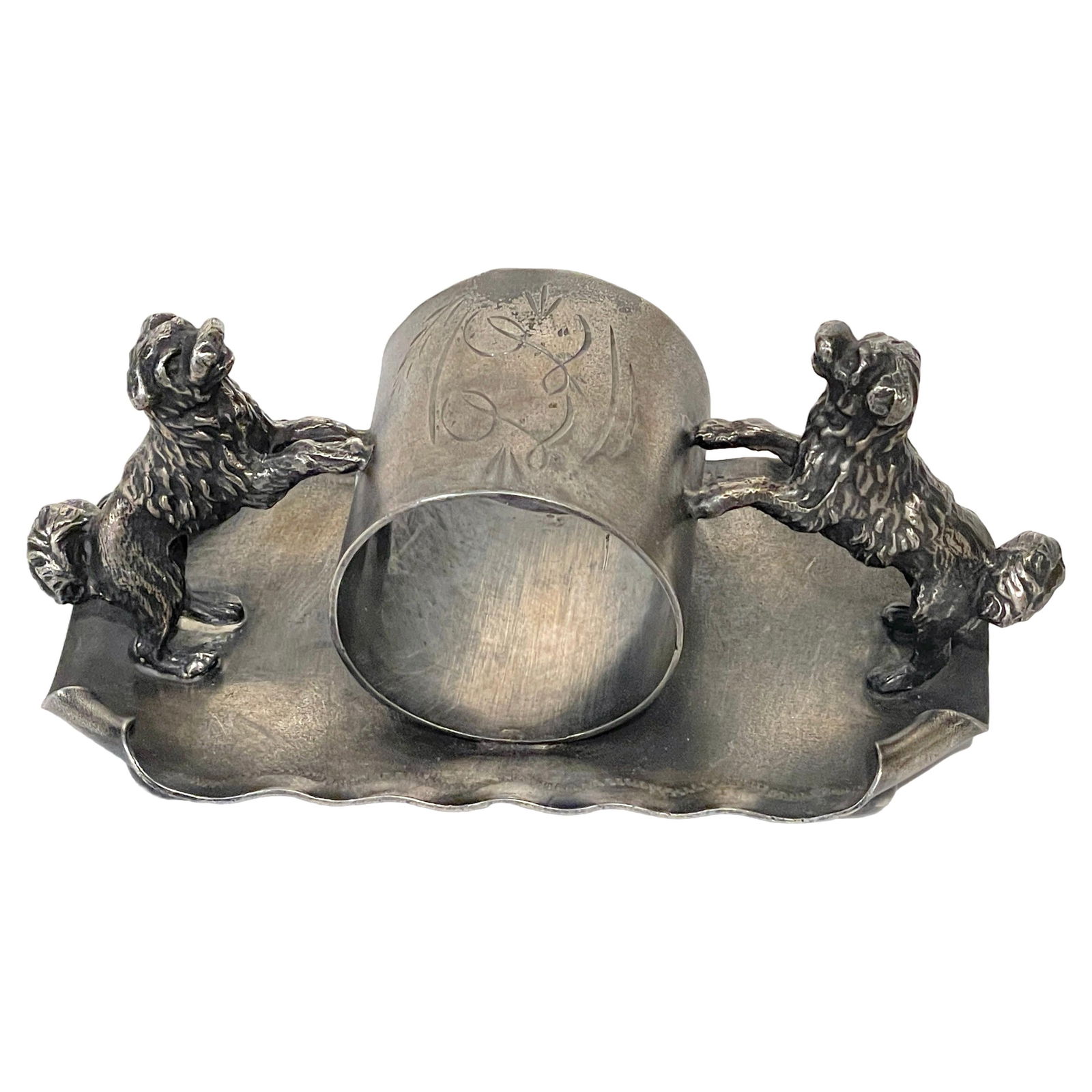 Victorian Double Dog Silverplated Napkin Ring Circa 1890: Victorian Double Dog Silverplated Napkin Ring Circa 1890 Presenting a remarkable American Victorian 'Double Dog' silverplated figural napkin ring, crafted circa 1890. This substantial piece showcases