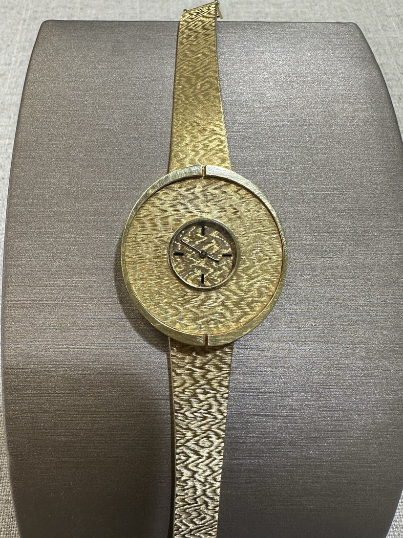 Vintage Bucherer 18k Yellow Gold Mechanical Wristwatch Textured Bracelet: Vintage Bucherer 18k Yellow Gold Mechanical Wristwatch Textured Bracelet This exquisite vintage Bucherer wristwatch features a solid 18k yellow gold case and a textured brick link bracelet, making it