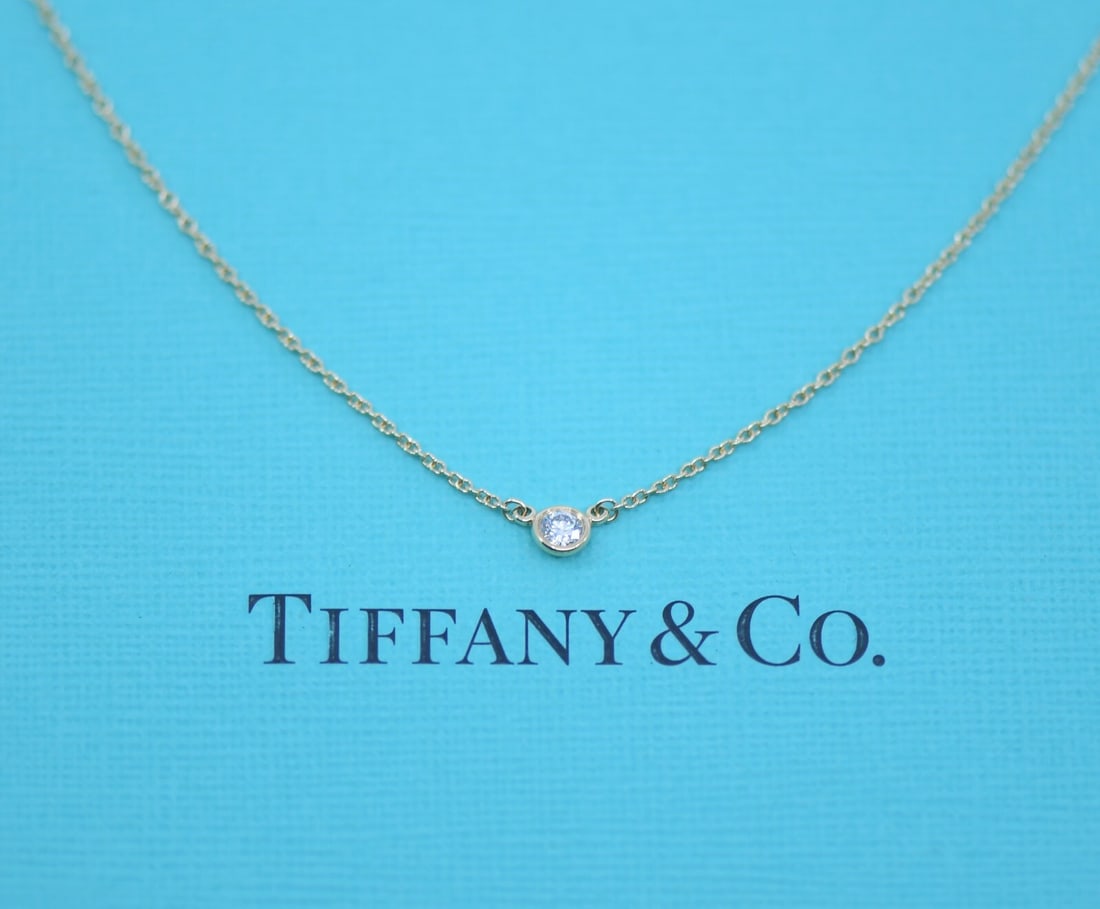 Tiffany & Co 18K Yellow Gold Diamond Pendant Necklace Authentic: Tiffany & Co 18K Yellow Gold Diamond Pendant Necklace Authentic This exquisite Tiffany & Co. pendant necklace features a stunning diamond set in 18K yellow gold, showcasing the brand's signature elega