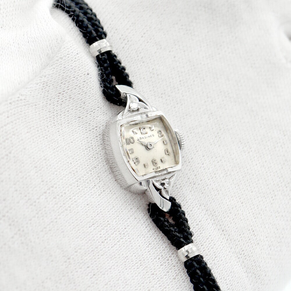 LONGINES Stainless Steel Hand-Wound Ladies Watch Ivory Dial: LONGINES Stainless Steel Hand-Wound Ladies Watch Ivory Dial This elegant LONGINES Ladies Wristwatch features a stainless steel case with an ivory dial, showcasing a classic design suitable for any occ