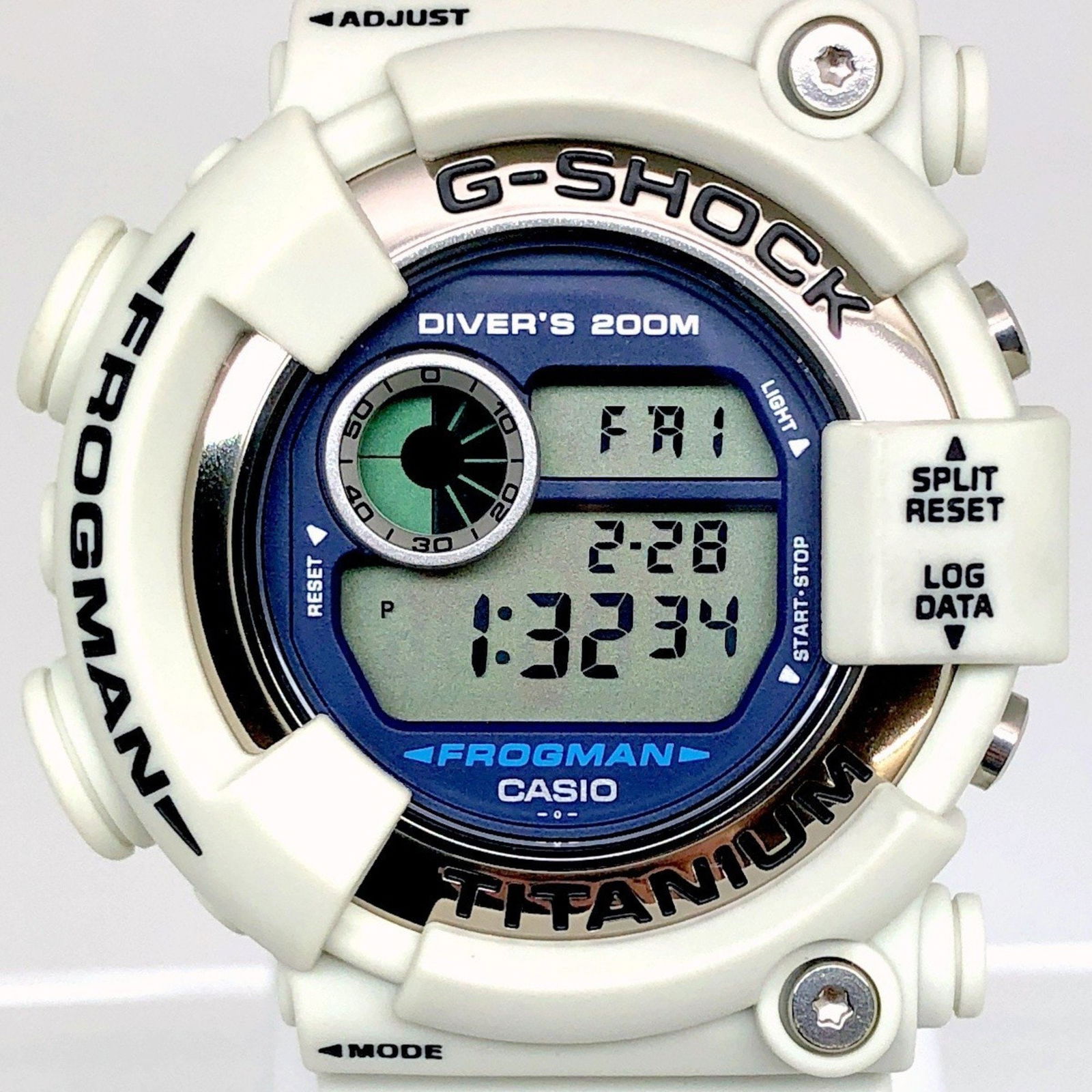Casio G-SHOCK DW-8200LG-8 FROGMAN Men's Gray White Diving Watch: Casio G-SHOCK DW-8200LG-8 FROGMAN Men's Gray White Diving Watch This G-SHOCK CASIO DW-8200LG-8 FROGMAN watch is a remarkable timepiece designed for men, perfect for diving enthusiasts. With a robust c
