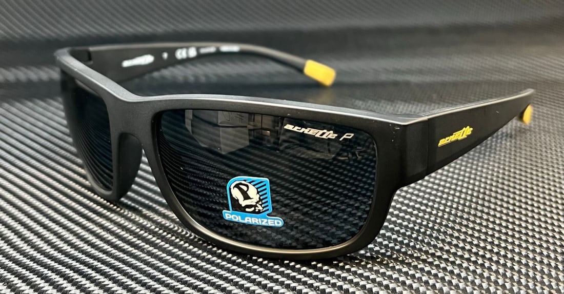 Arnette AN4256 01 81 Matte Black Grey Polarized Sunglasses: Arnette AN4256 01 81 Matte Black Grey Polarized Sunglasses Experience style and clarity with these Arnette AN4256 01 81 sunglasses. Featuring a sleek matte black frame and grey polarized lenses, these