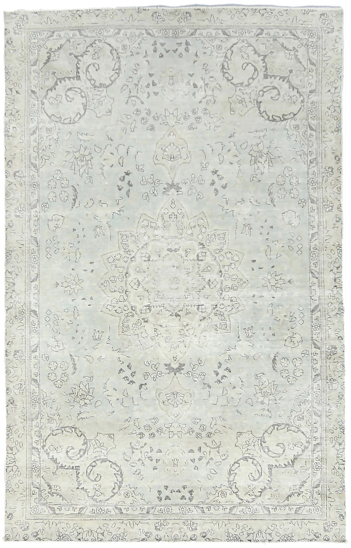 Vintage Hand-Knotted Floral Oriental Rug 5'6 X 8'9 Wool: Vintage Hand-Knotted Floral Oriental Rug 5'6 X 8'9 Wool Enhance your space with this exquisite hand-knotted antique Oriental rug, featuring a stunning floral design in muted colors such as beige, crea