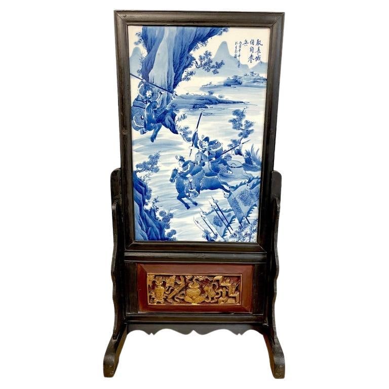 Antique Chinese Blue White Warrior Table Screen Giltwood Lacquer 1900s: Antique Chinese Blue White Warrior Table Screen Giltwood Lacquer 1900s This exquisite antique Chinese blue and white warrior scene table screen features exceptional craftsmanship and historical artist