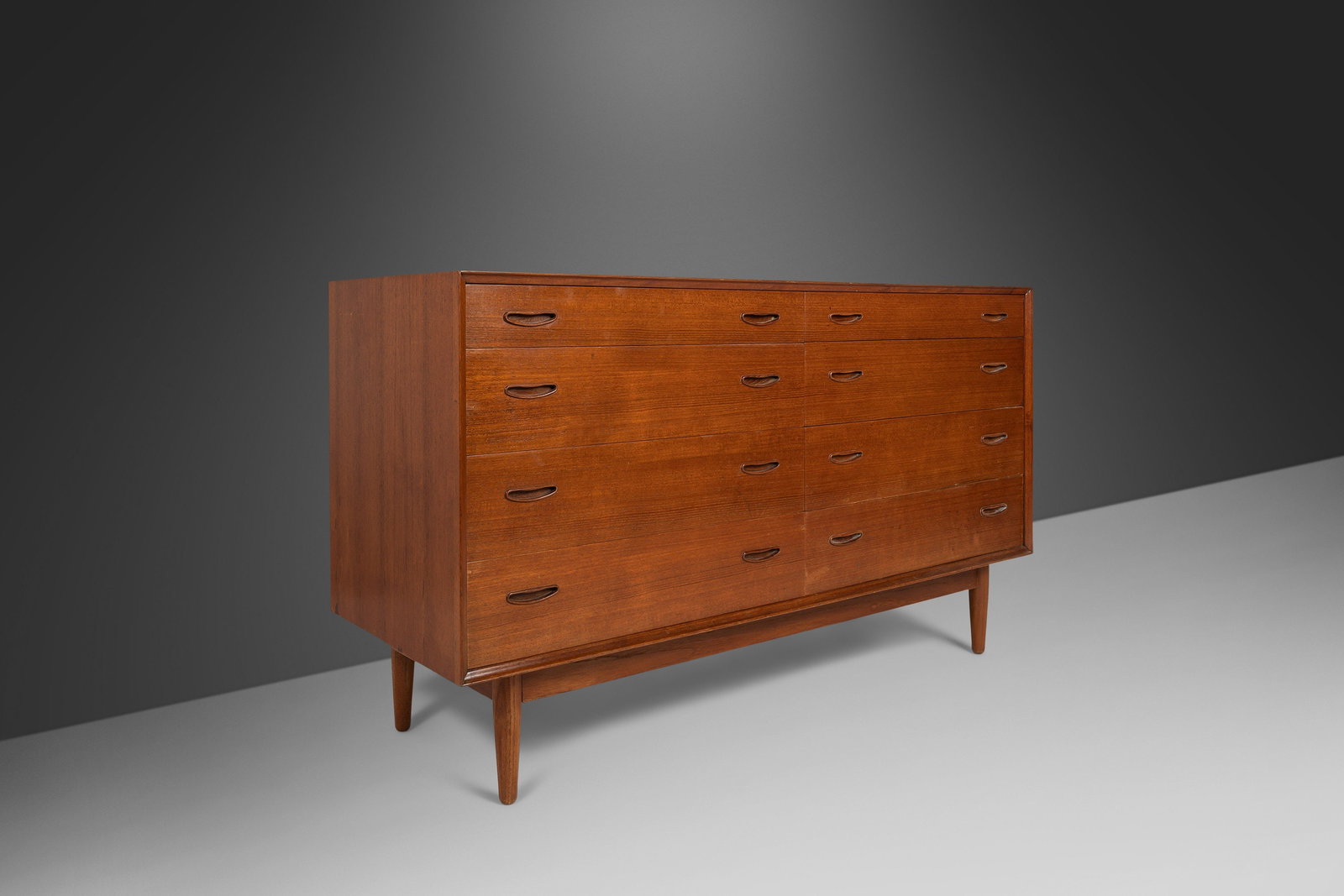 Arne Vodder Teak Eight Drawer Dresser Denmark 1960s Mid Century Modern: Arne Vodder Teak Eight Drawer Dresser Denmark 1960s Mid Century Modern Experience the elegance of Danish Minimalist design with this Mid Century Modern Eight Drawer Dresser crafted from exquisite teak