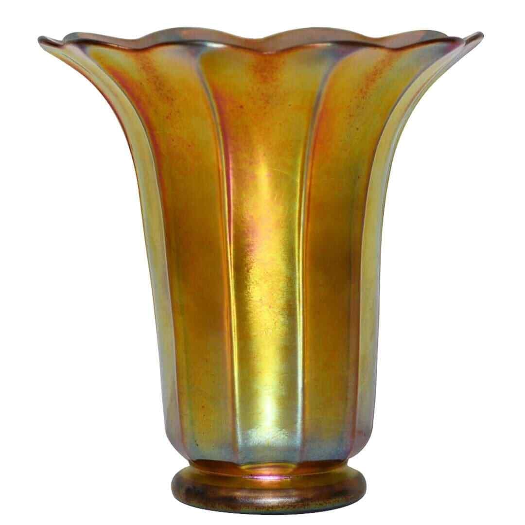 Steuben Gold Aurene Signed Art Glass Table Vase 5.25 x 5.25: Steuben Gold Aurene Signed Art Glass Table Vase 5.25 x 5.25 This exquisite Steuben Gold Aurene Glass Shade Vase showcases a stunning gold hue, embodying the elegance of vintage Americana style. Crafte