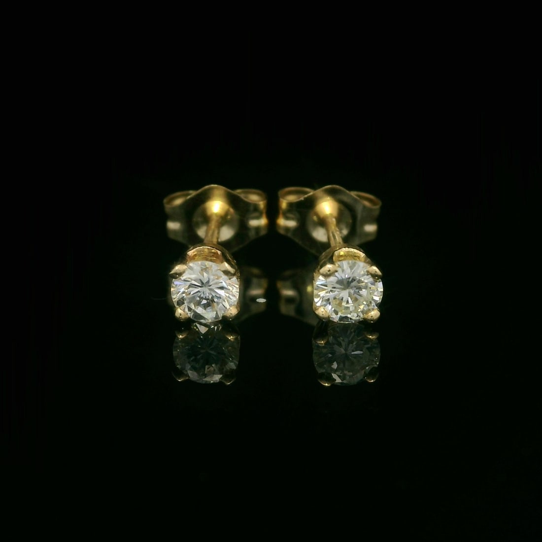 Elegant 14k Yellow Gold 0.25ctw Diamond Stud Earrings: Elegant 14k Yellow Gold 0.25ctw Diamond Stud Earrings These elegant stud earrings are crafted from solid 14k yellow gold and feature two natural genuine diamonds. Each diamond is a round brilliant cut