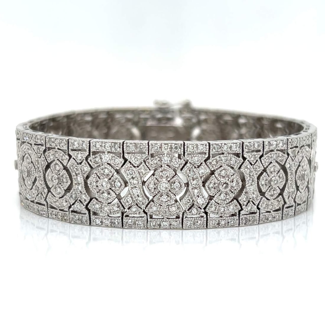 Elegant 18K White Gold Diamond Bracelet 5.00 Ct 490 Diamonds G-H VS2-SI2: Elegant 18K White Gold Diamond Bracelet 5.00 Ct 490 Diamonds G-H VS2-SI2 This exquisite 18K White Gold bracelet features a stunning array of 490 diamonds, with a total weight of approximately 5.00 ct.