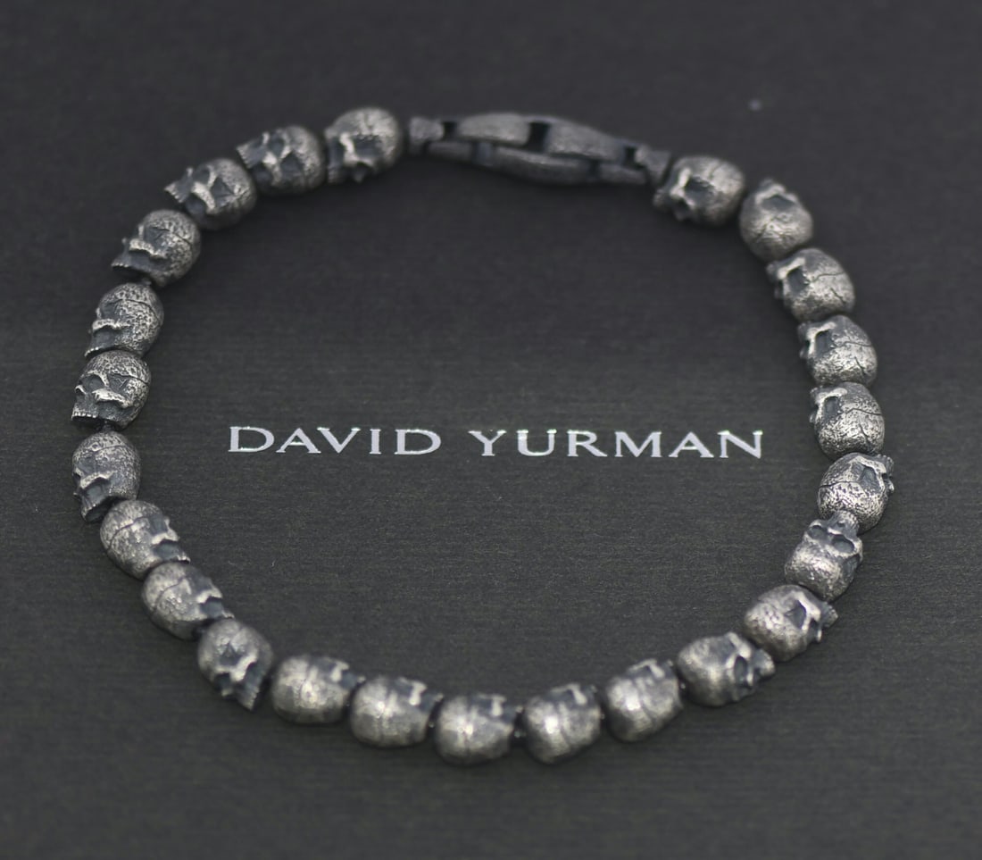 David Yurman Momento Mori Skull Sterling Silver Chain Bracelet 9 Inches: David Yurman Momento Mori Skull Sterling Silver Chain Bracelet 9 Inches Discover the elegance of the David Yurman Momento Mori Skull Bracelet, crafted in high-quality sterling silver. This bracelet fe
