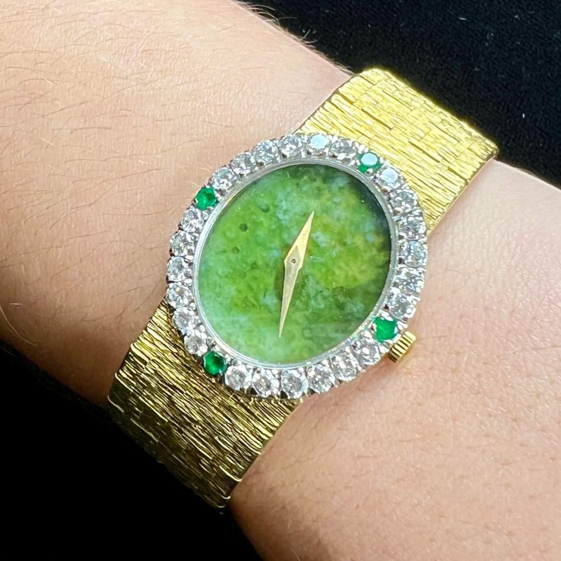 Piaget 18K Gold Diamond Bezel Jade Dial Manual Watch: Piaget 18K Gold Diamond Bezel Jade Dial Manual Watch This exquisite Piaget watch features an elegant 18K yellow gold case, showcasing a stunning diamond bezel and a unique jade dial. The timepiece is