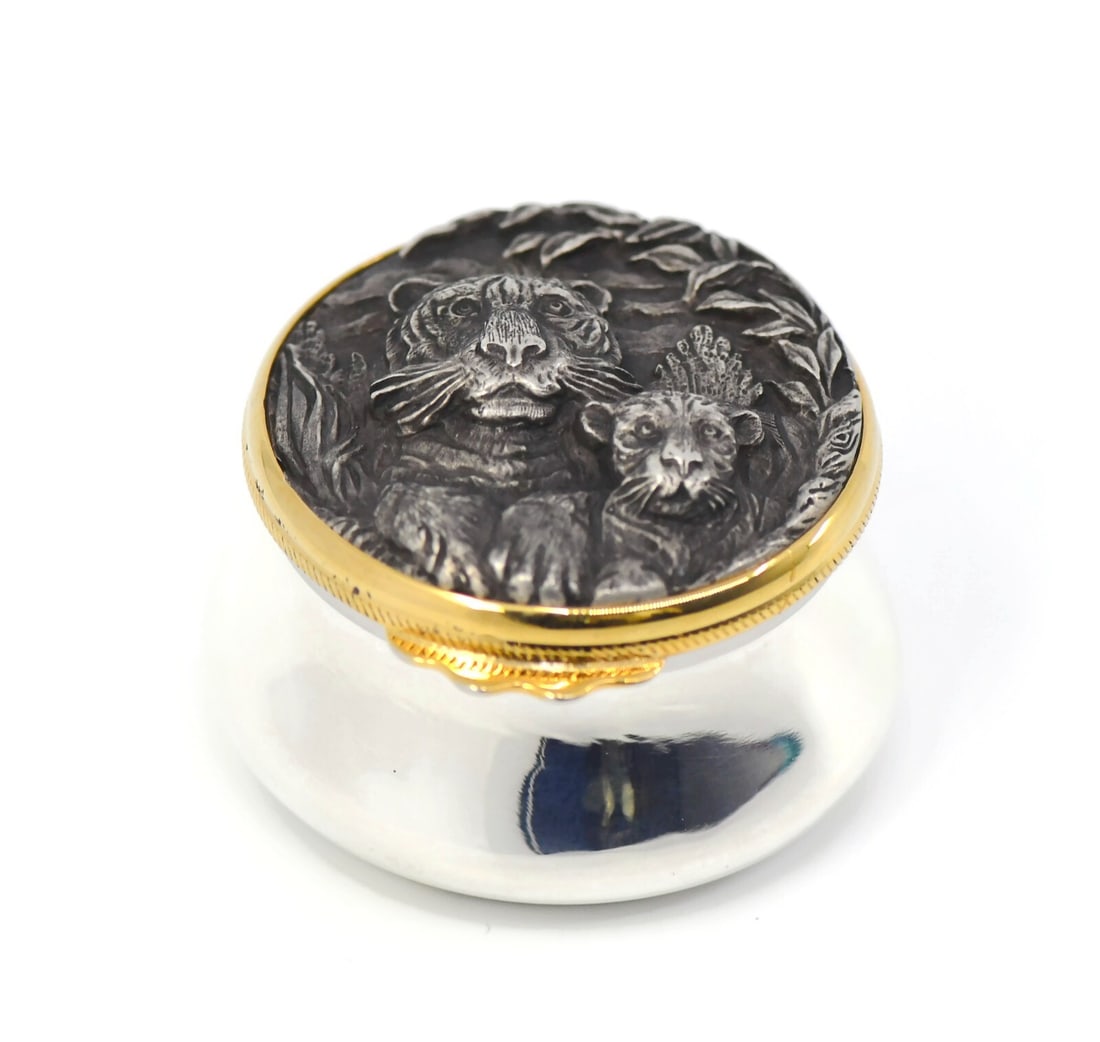 Buccellati Authentic Sterling Silver Pill Bottle 48mm x 34mm: Buccellati Authentic Sterling Silver Pill Bottle 48mm x 34mm This exquisite Buccellati pill bottle is crafted from high-quality sterling silver (.925), showcasing the brand's renowned craftsmanship. T