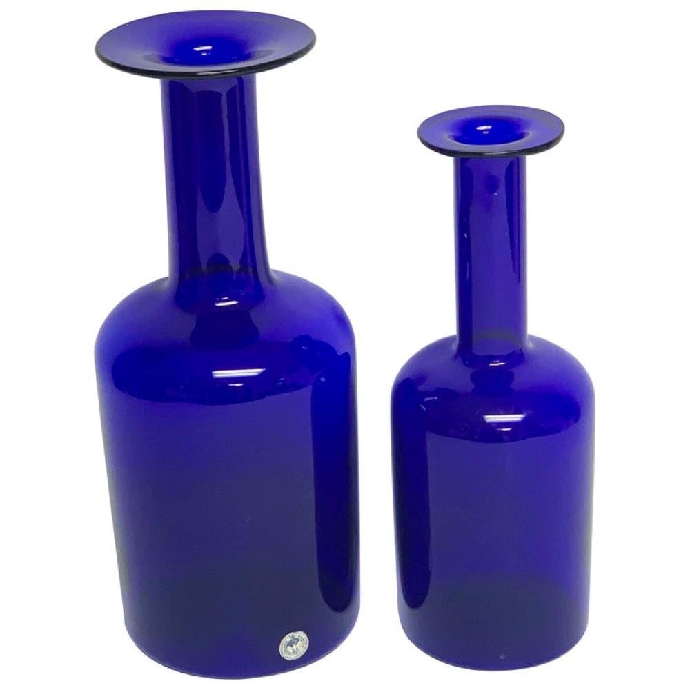 Set of 2 Holmegaard Gulv Vases by Otto Bauer Blue Glass Mid-Century Modern: Set of 2 Holmegaard Gulv Vases by Otto Bauer Blue Glass Mid-Century Modern This exquisite pair of Holmegaard Gulv vases designed by Otto Bauer showcases a stunning blue glass finish that epitomizes Mi