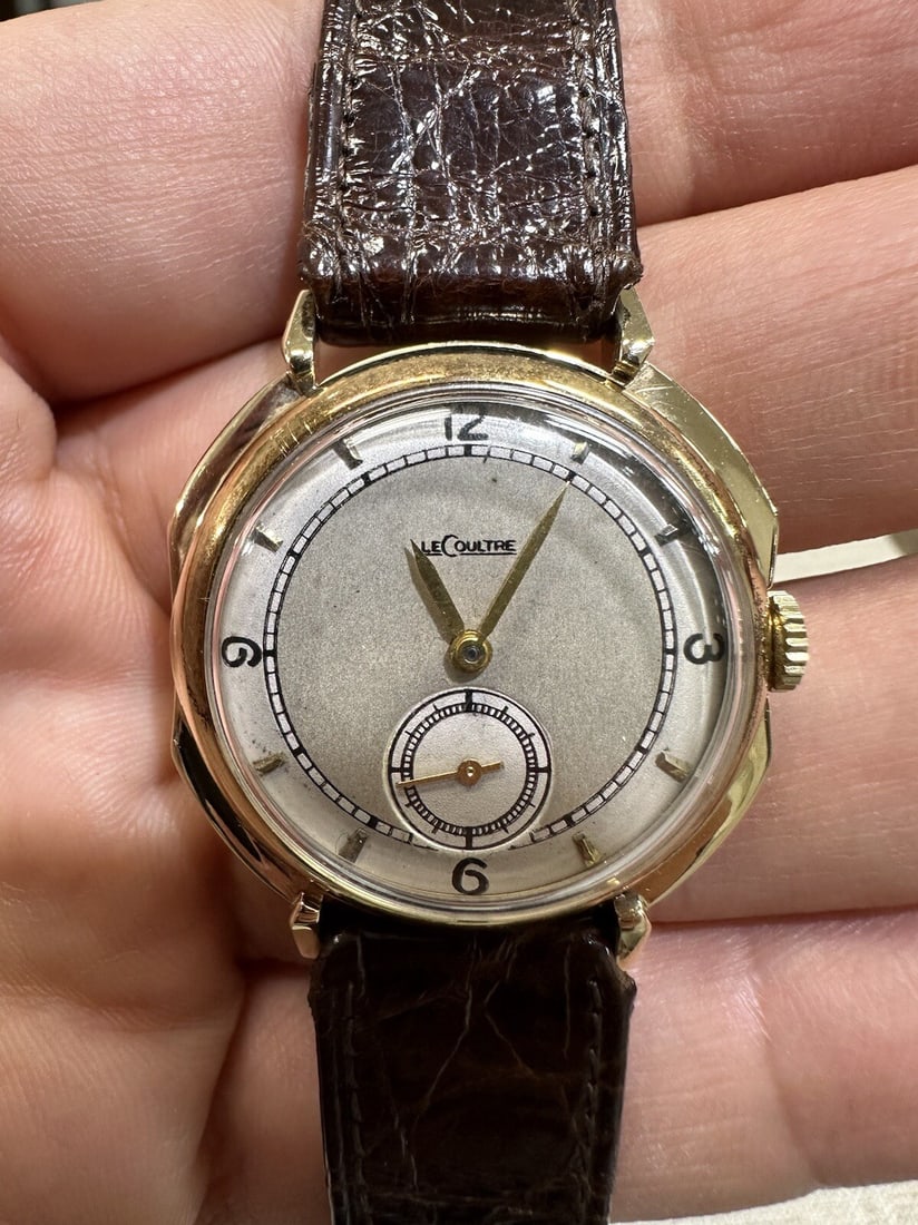 Vintage 14k Yellow Gold Jaeger LeCoultre 34mm Mechanical Watch Cal. 480/CW: Vintage 14k Yellow Gold Jaeger LeCoultre 34mm Mechanical Watch Cal. 480/CW This exquisite Vintage Jaeger LeCoultre wristwatch showcases a stunning 14k yellow gold case with a diameter of 34mm, making 
