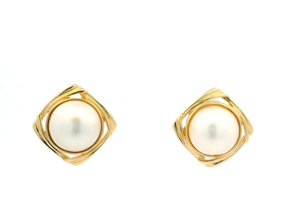 Estate 14k Yellow Gold Mabe Pearl Infinity Rope Stud Earrings: Estate 14k Yellow Gold Mabe Pearl Infinity Rope Stud Earrings Enhance your elegance with these stunning Estate 14k Yellow Gold Mabe Pearl Stud Earrings. Featuring genuine round Mabe pearls with a beau