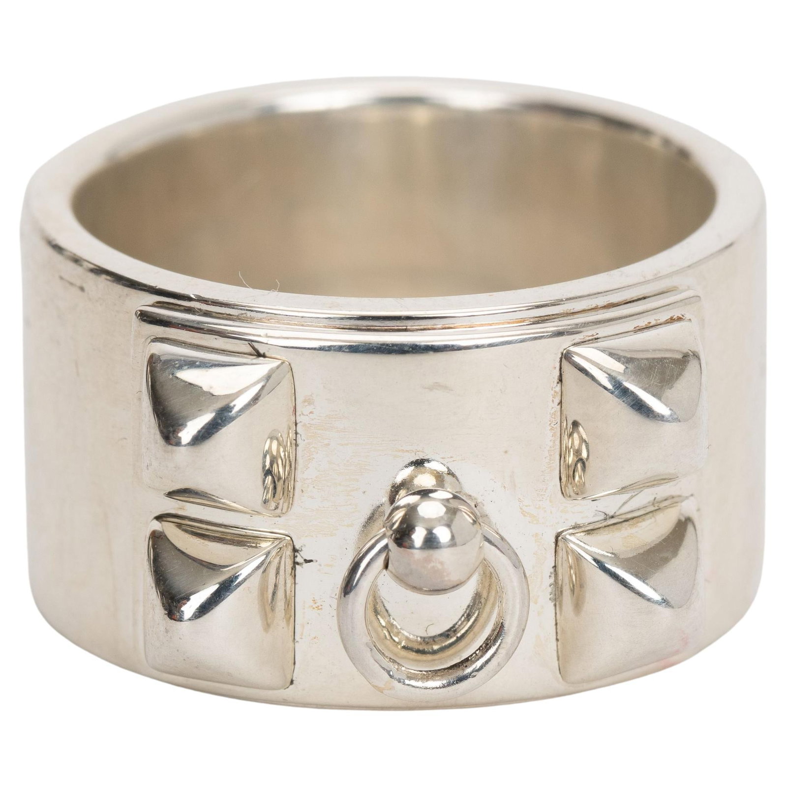 Hermes Sterling Silver Collier de Chien Ring 2018 with Pouch: Hermes Sterling Silver Collier de Chien Ring 2018 with Pouch This exquisite Hermes Collier de Chien Ring is crafted from high-quality sterling silver and showcases a unique design inspired by the icon