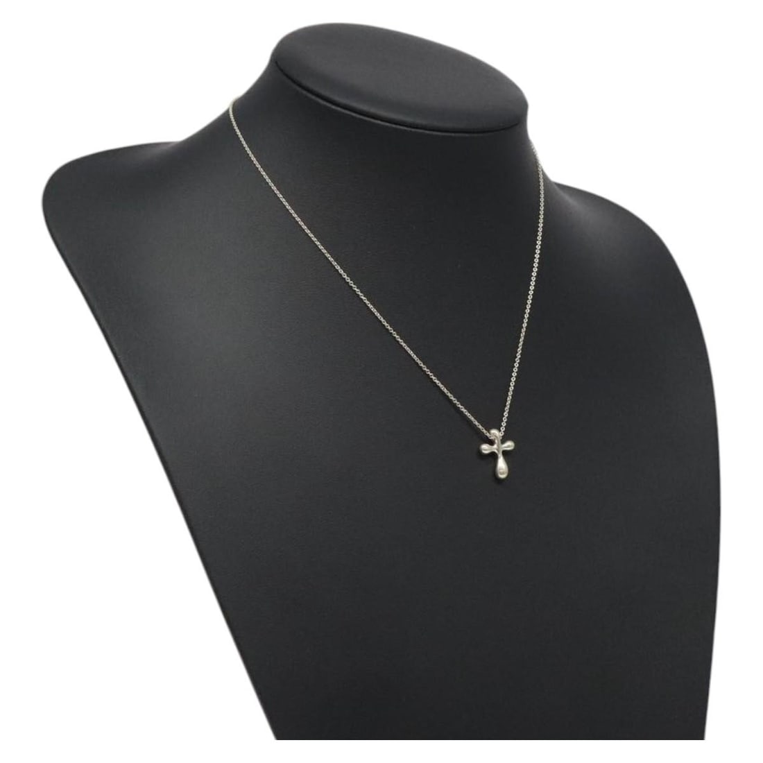 Tiffany & Co. Ag925 Silver Necklace Authentic AM8268: Tiffany & Co. Ag925 Silver Necklace Authentic AM8268 This exquisite necklace from Tiffany & Co. is crafted from high-quality Ag925 silver, showcasing a timeless design that complements any outfit. Des