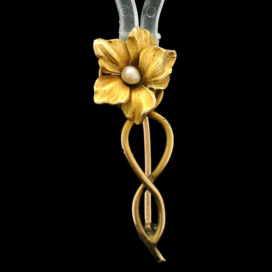 Antique Art Nouveau 14k Yellow Gold Flower Brooch with Seed Pearl: Antique Art Nouveau 14k Yellow Gold Flower Brooch with Seed Pearl This exquisite Antique Art Nouveau brooch features a delicate flower design, handcrafted from solid 14k yellow gold. Adorned with a ba