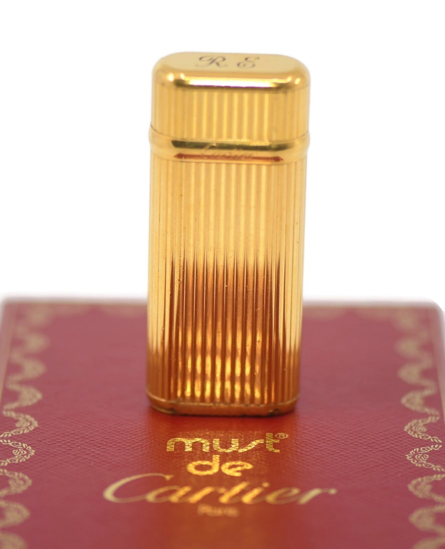 Cartier Must Authentic Gold Plated Lighter with Box and Papers: Cartier Must Authentic Gold Plated Lighter with Box and Papers This exquisite Cartier Must gold-plated lighter combines luxury and functionality, making it a perfect accessory for collectors and enthu