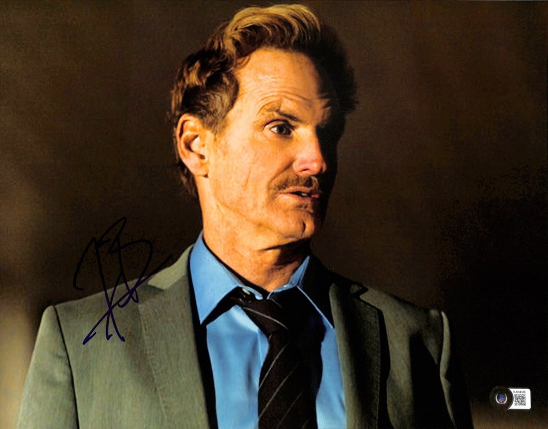 Jere Burns Justified Signed 11x14 Photo Beckett Certified: Jere Burns Justified Signed 11x14 Photo Beckett Certified Capture a piece of television history with this autographed 11x14 photograph of Jere Burns, known for his role as Wynn Duffy in the acclaimed