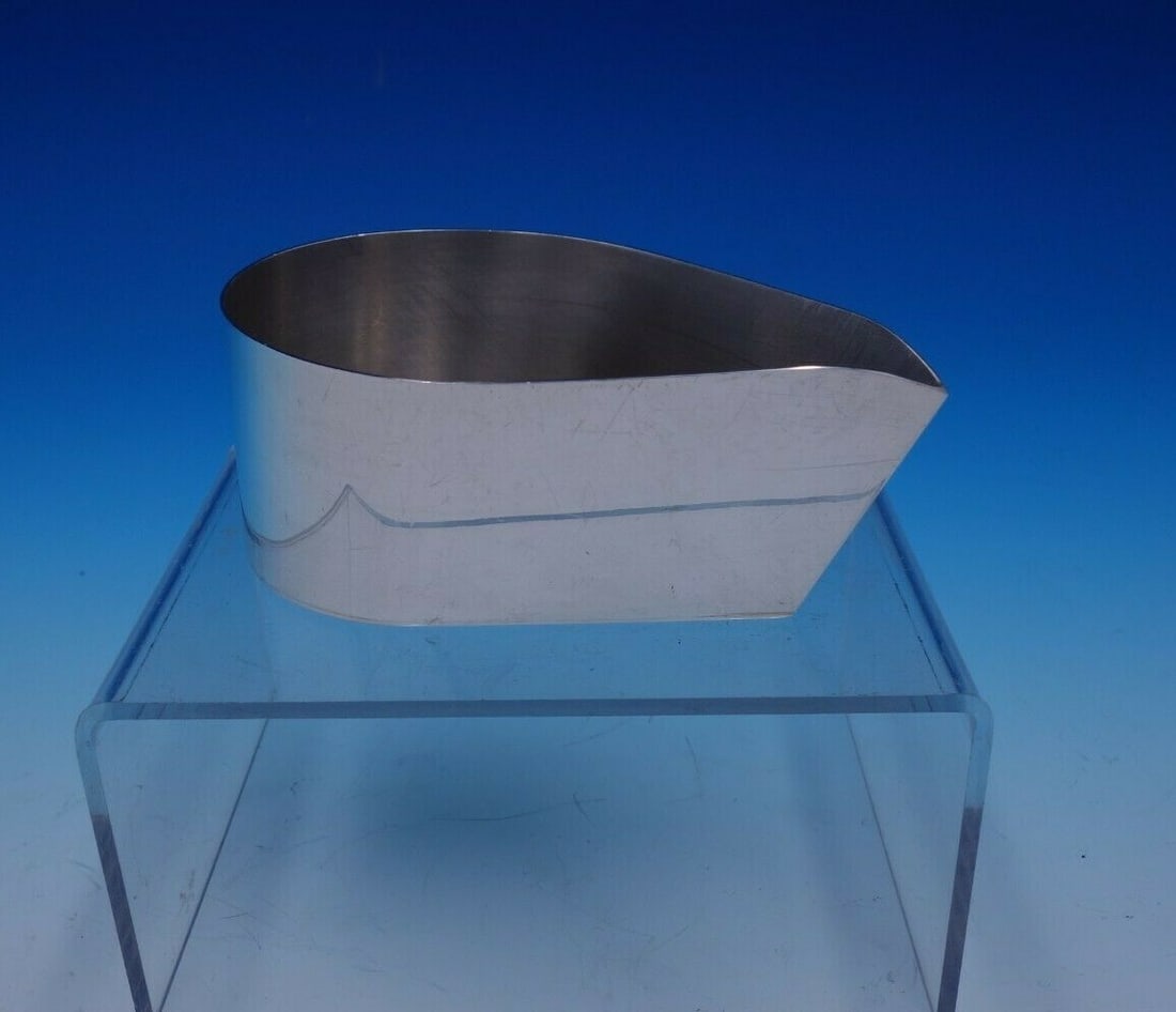 Olle Johanson Sterling Silver Sauce Boat 4.33 ozt Vintage: Olle Johanson Sterling Silver Sauce Boat 4.33 ozt Vintage This exquisite gravy boat by Olle Johanson showcases fine craftsmanship and timeless elegance. Crafted from high-quality sterling silver, this