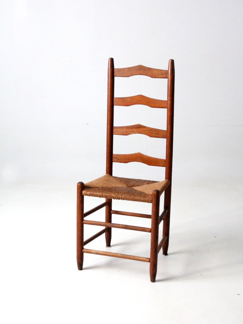 Charming Vintage Ladder Back Chair with Rush Seat: Charming Vintage Ladder Back Chair with Rush Seat This vintage ladder back side chair features a charming rush seat and a beautiful wood tone that enhances any room's decor. It is in good condition, w