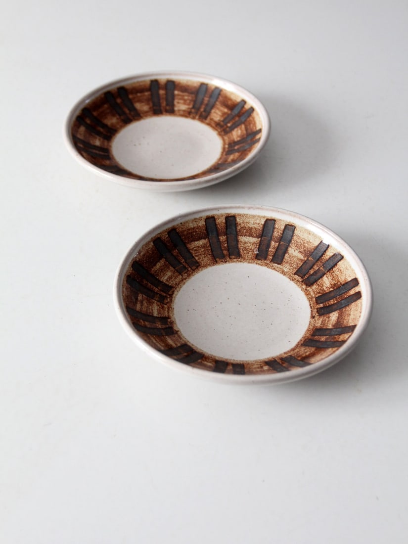 Gordon & Jane Martz Vintage Pottery Bowls Pair 7 Inch: Gordon & Jane Martz Vintage Pottery Bowls Pair 7 Inch This exquisite pair of vintage studio pottery bowls by Gordon & Jane Martz showcases a charming speckled white glaze complemented by a brown strip