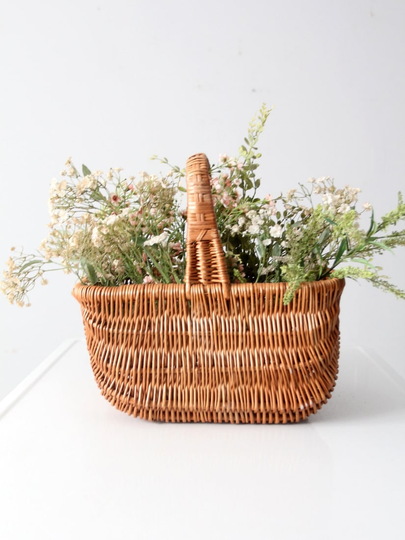 Rustic Vintage Wicker Basket for Farmhouse Decor: Rustic Vintage Wicker Basket for Farmhouse Decor Enhance your home with this charming vintage wicker basket that brings a rustic farmhouse feel. Ideal for storing freshly-picked fruits and vegetables