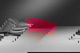 Lawrence Peabody Mid Century Barrel Lounge Chair Pink Vinyl Walnut Base 1960s: Lawrence Peabody Mid Century Barrel Lounge Chair Pink Vinyl Walnut Base 1960s Experience the elegance of Mid-Century Modern design with this Sculptural Barrel Lounge Chair by Lawrence Peabody, crafted