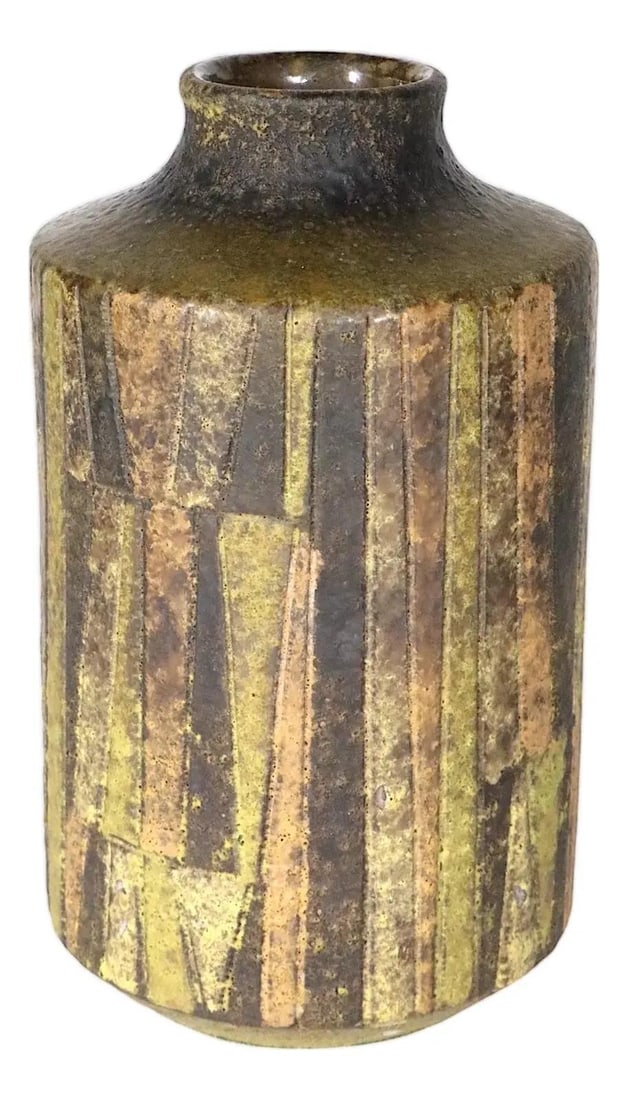 Mid Century Italian Pottery Vase Att. Rossini Bitossi Raymor 8.75 Inches: Mid Century Italian Pottery Vase Att. Rossini Bitossi Raymor 8.75 Inches This stunning Mid Century pottery vase showcases exquisite craftsmanship with its earth-toned sgraffito surface. Attributed to