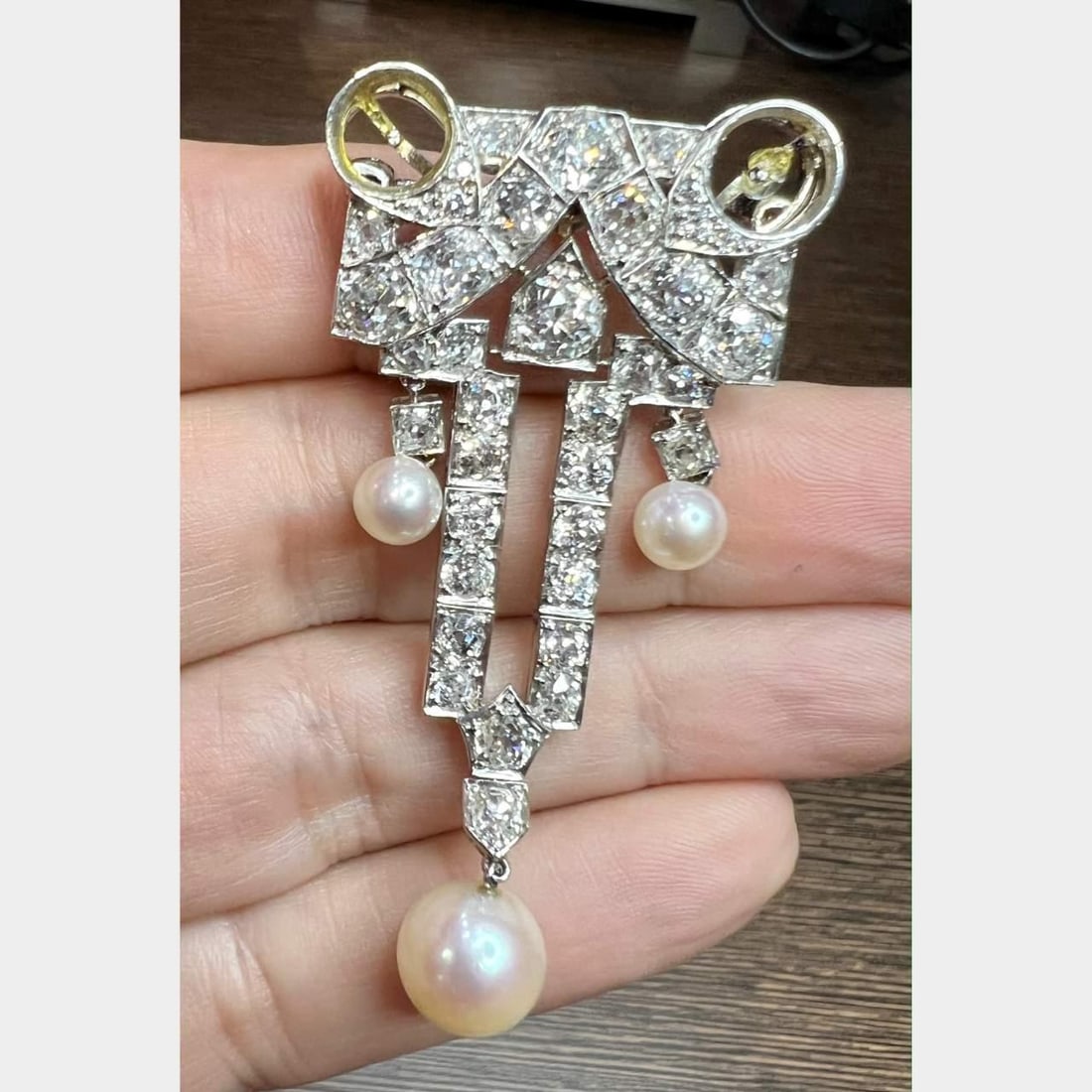 Art Deco Platinum Brooch with Diamonds and Pearls 40 Stones: Art Deco Platinum Brooch with Diamonds and Pearls 40 Stones This exquisite Art Deco brooch is crafted from platinum and features a stunning arrangement of diamonds and pearls. It weighs 15.2 grams and