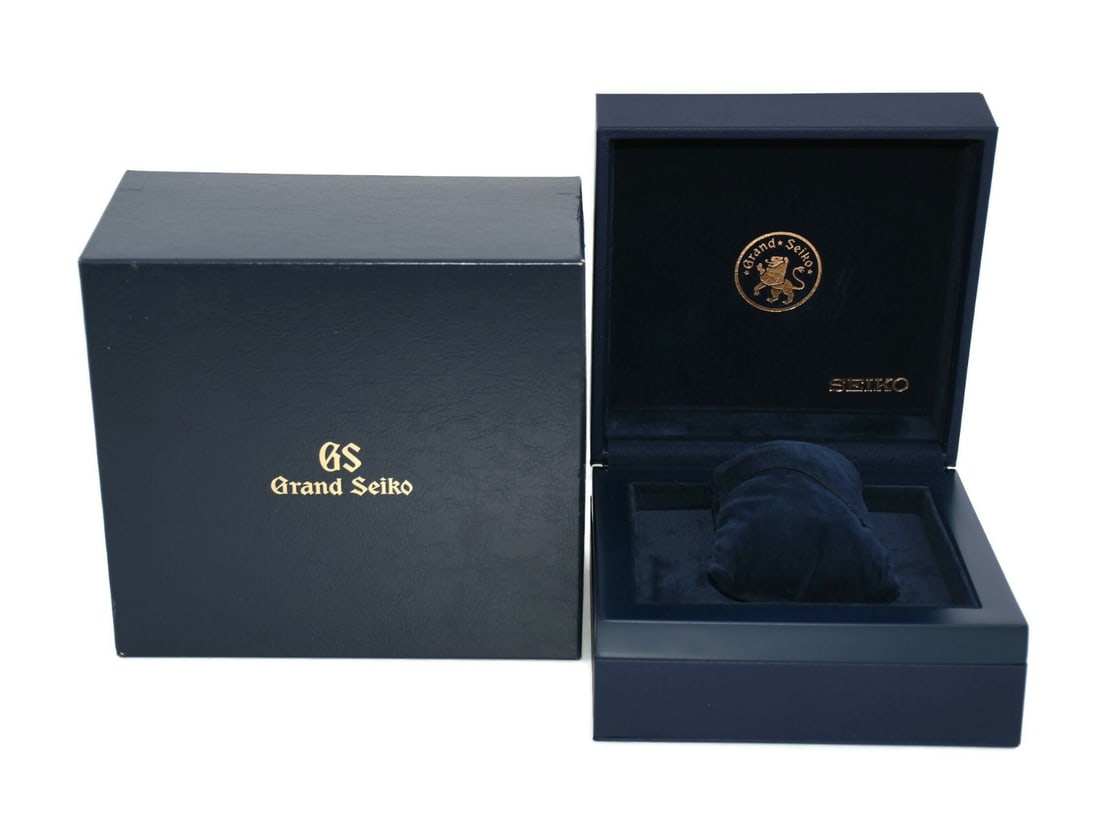 Authentic Grand Seiko Presentation Watch Box 6x6x6 Inches: Authentic Grand Seiko Presentation Watch Box 6x6x6 Inches This Grand Seiko Watch Box is a stylish presentation box designed to elegantly showcase your timepiece. Measuring 6 x 6 x 6 inches, this box i