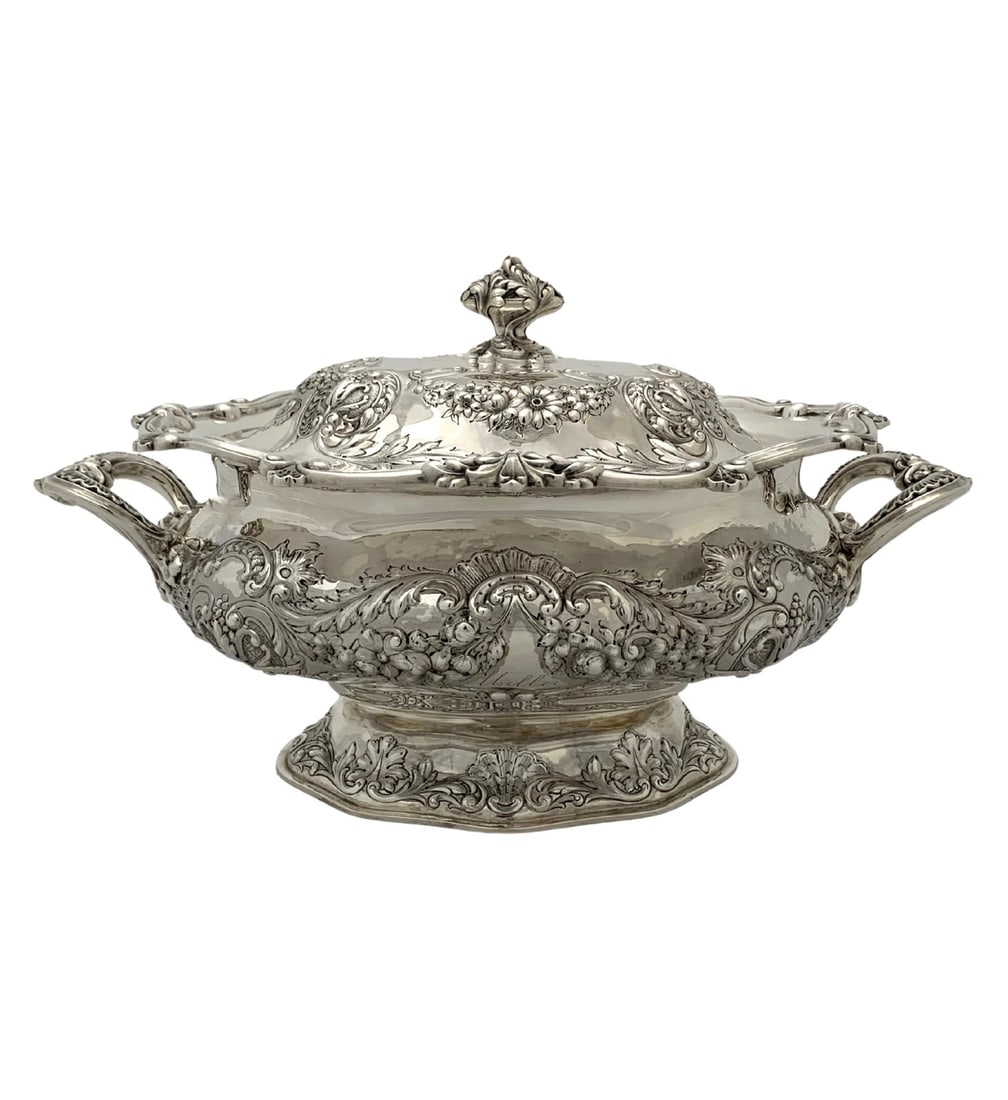 Antique Gorham 925 Sterling Silver Floral Grape Oval Tureen: Antique Gorham 925 Sterling Silver Floral Grape Oval Tureen This exquisite antique Gorham tureen is crafted from 925 sterling silver, showcasing a stunning handmade engraved floral grape design that e