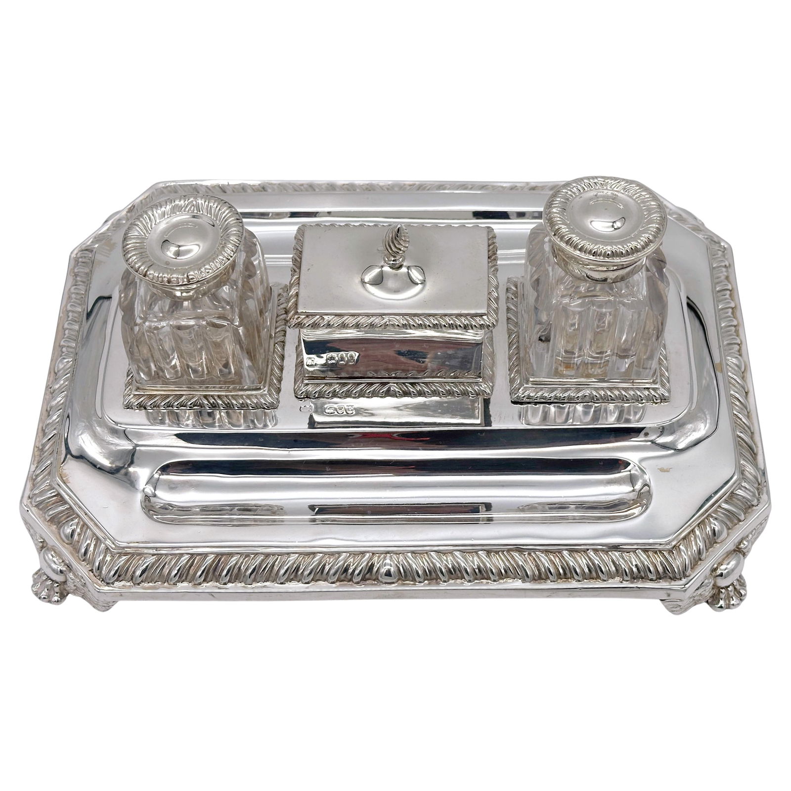 Mappin & Webb Sterling Silver Georgian Double Inkwell 1892: Mappin & Webb Sterling Silver Georgian Double Inkwell 1892 This exquisite antique double inkwell by Mappin & Webb, crafted in London in 1892, embodies the elegance of the Georgian style. Made from sol