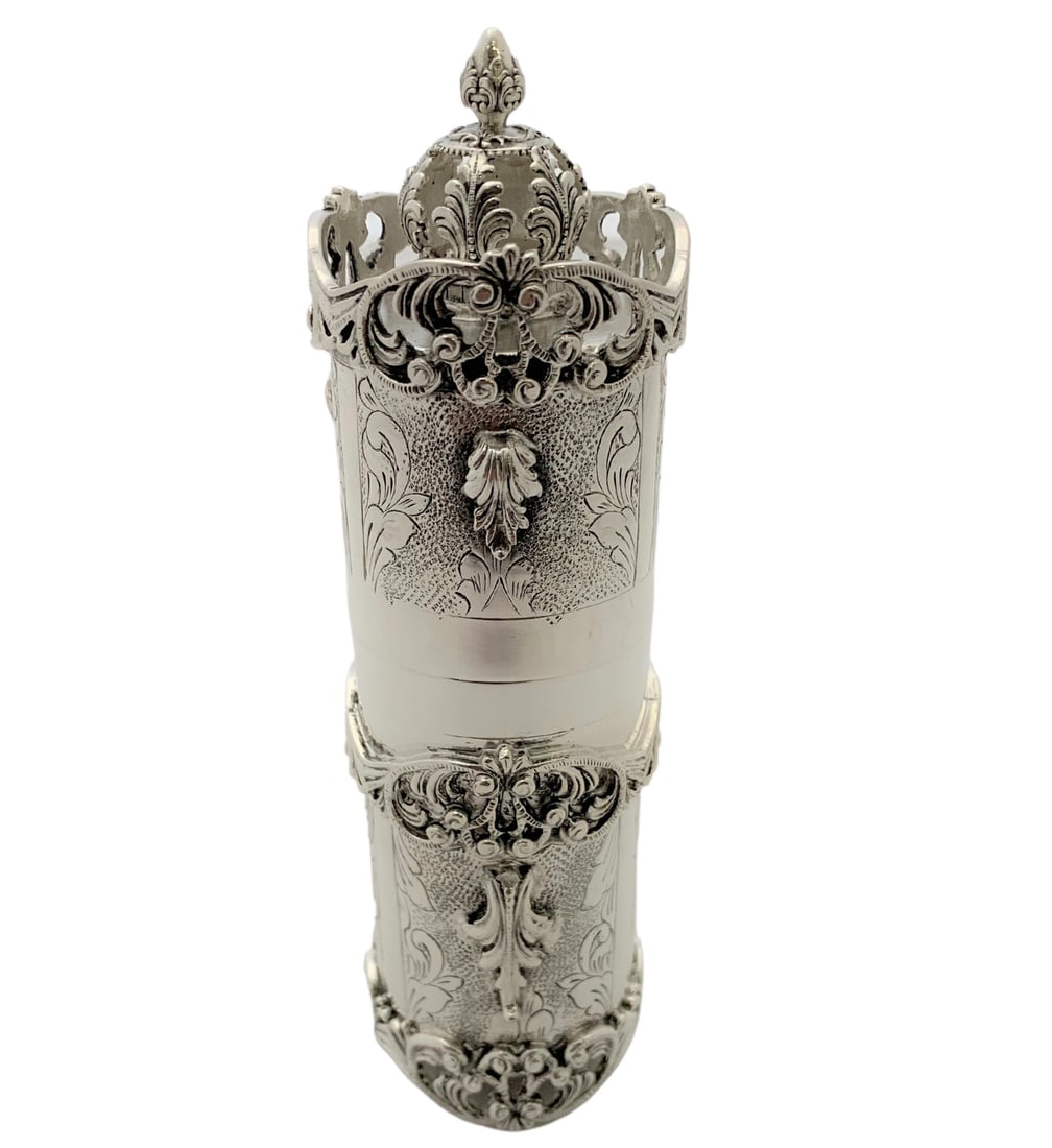 Handmade 925 Sterling Silver Crown Matchbox Holder Ornate Design: Handmade 925 Sterling Silver Crown Matchbox Holder Ornate Design This exquisite matchbox holder is crafted from fine 925 sterling silver, showcasing a unique handmade chased design featuring ornate cr