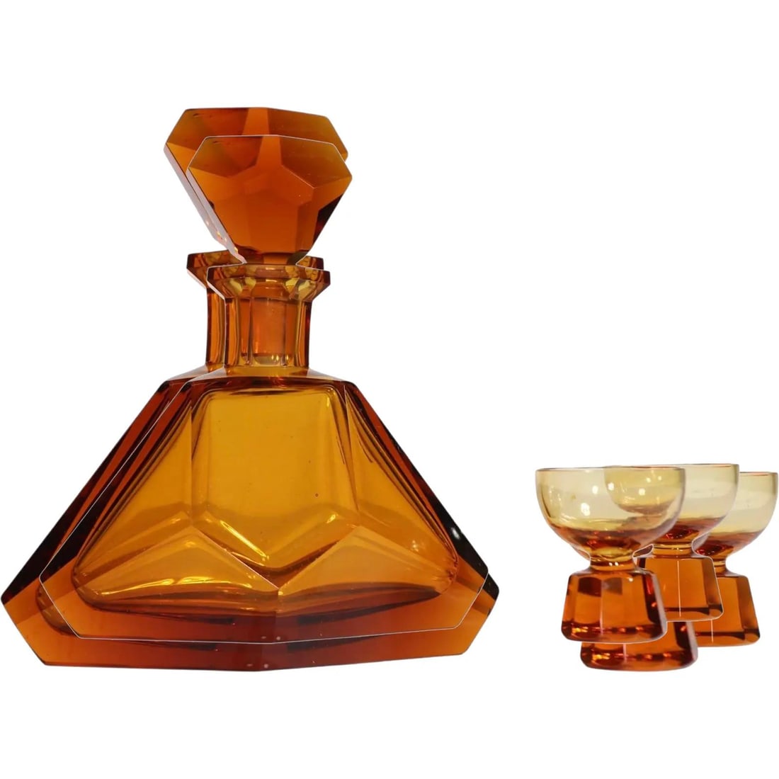 1930s Art Deco Amber Glass Decanter Set with 2 Glasses: 1930s Art Deco Amber Glass Decanter Set with 2 Glasses This stunning Art Deco decanter set, dating back to the 1930s, features a beautifully faceted glass stoppered decanter accompanied by two origina