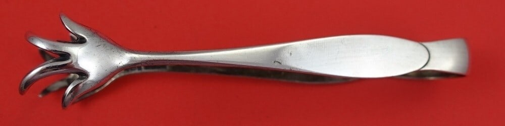 Reed and Barton French Antique Engraved Sterling Silver Sugar Tong 5 3/4 Inches: Reed and Barton French Antique Engraved Sterling Silver Sugar Tong 5 3/4 Inches This exquisite sugar tong is a stunning example of the French Antique Engraved pattern by Reed & Barton. Crafted from hi