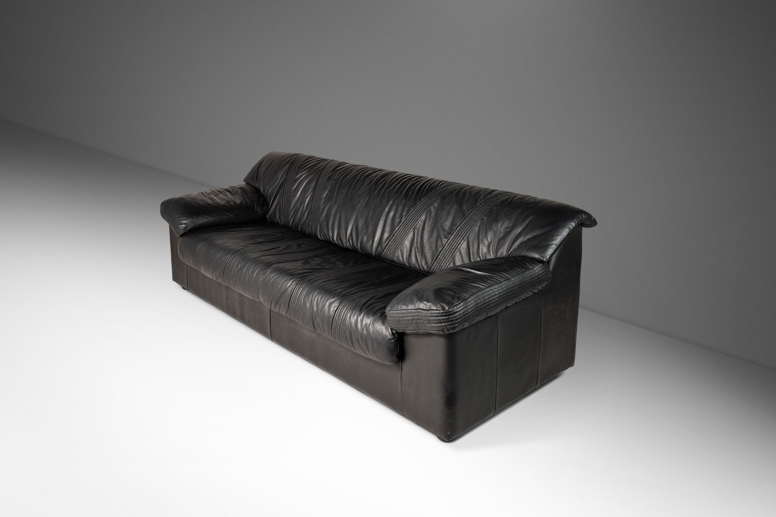 Post Modern Natuzzi Three Seat Sofa by Pierluigi Cerri Italy 1990s Leather: Post Modern Natuzzi Three Seat Sofa by Pierluigi Cerri Italy 1990s Leather Enhance your living space with this stunning post-modern three-seat sofa by Natuzzi, attributed to the renowned designer Pier