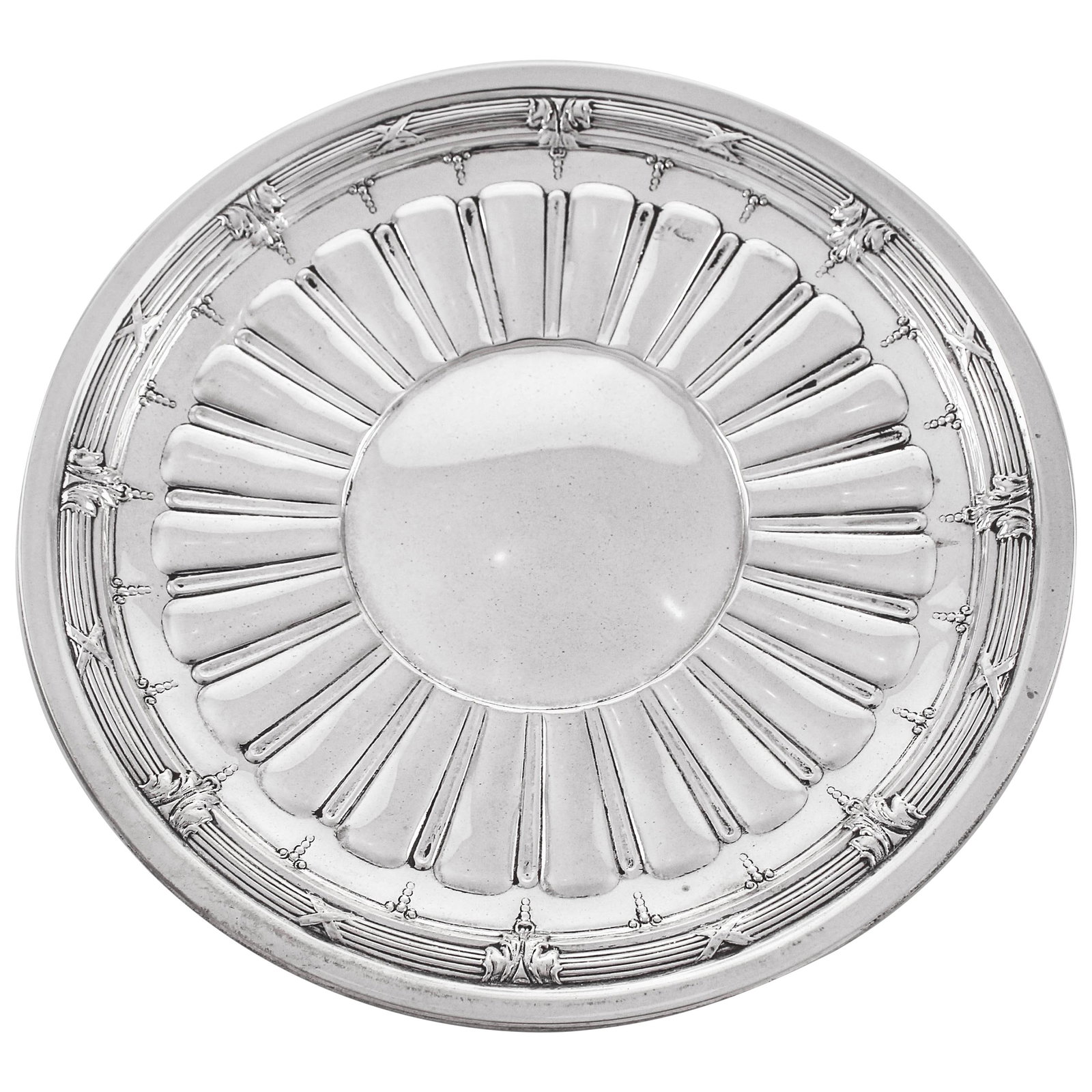William Durgin Sterling Silver Dish Art Deco 10in: William Durgin Sterling Silver Dish Art Deco 10in This exquisite sterling silver dish, crafted by William Durgin Silversmiths, showcases a beautiful Art Deco design adorning both the center and the ri