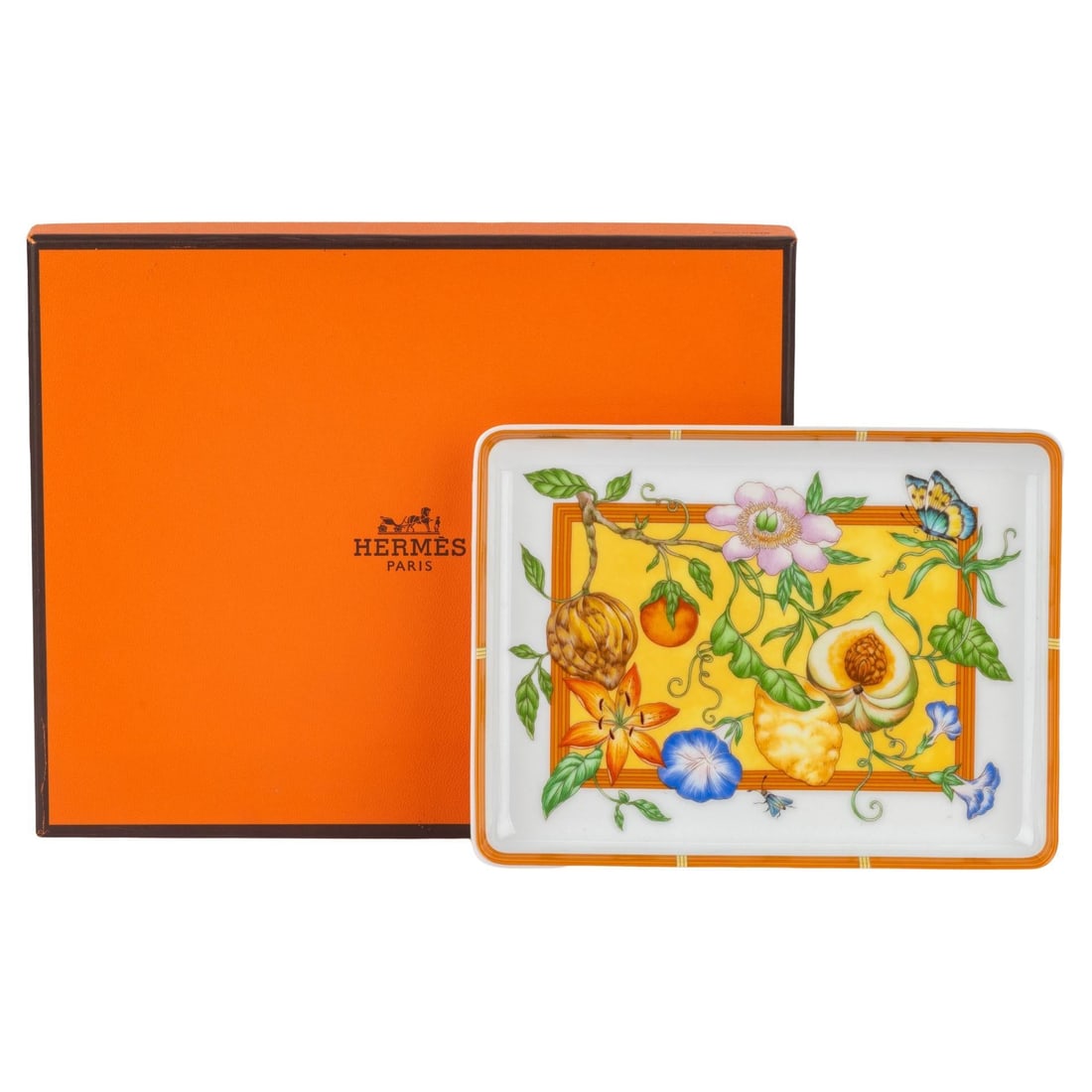 Hermes La Siesta Floral Plate with Original Box: Hermes La Siesta Floral Plate with Original Box Enhance your dining experience with the exquisite Hermes La Siesta Plate. Featuring a vibrant floral print against a cheerful yellow background, this pl