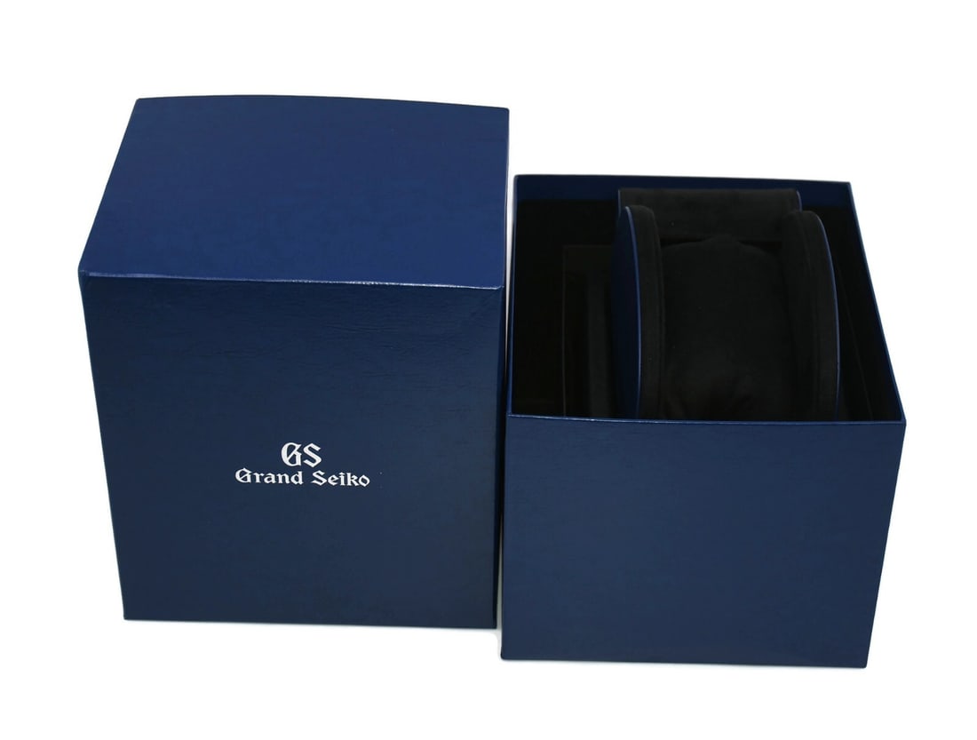 Authentic Grand Seiko Presentation Box 6x6x6 Inches: Authentic Grand Seiko Presentation Box 6x6x6 Inches This Grand Seiko watch box is a perfect presentation solution for your timepiece. Crafted by Seiko, this single presentation box measures 6 x 6 x 6