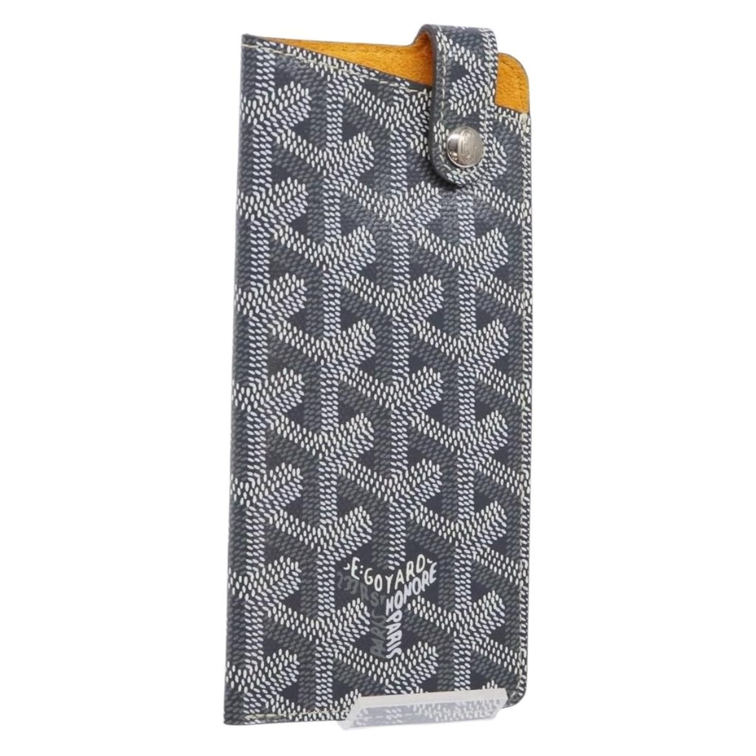 GOYARD Herringbone Leather Glasses Case Gray Silver Auth CRN020217: GOYARD Herringbone Leather Glasses Case Gray Silver Auth CRN020217 This elegant Goyard Herringbone Glasses Case is crafted from high-quality leather in a sophisticated gray and silver color scheme. De