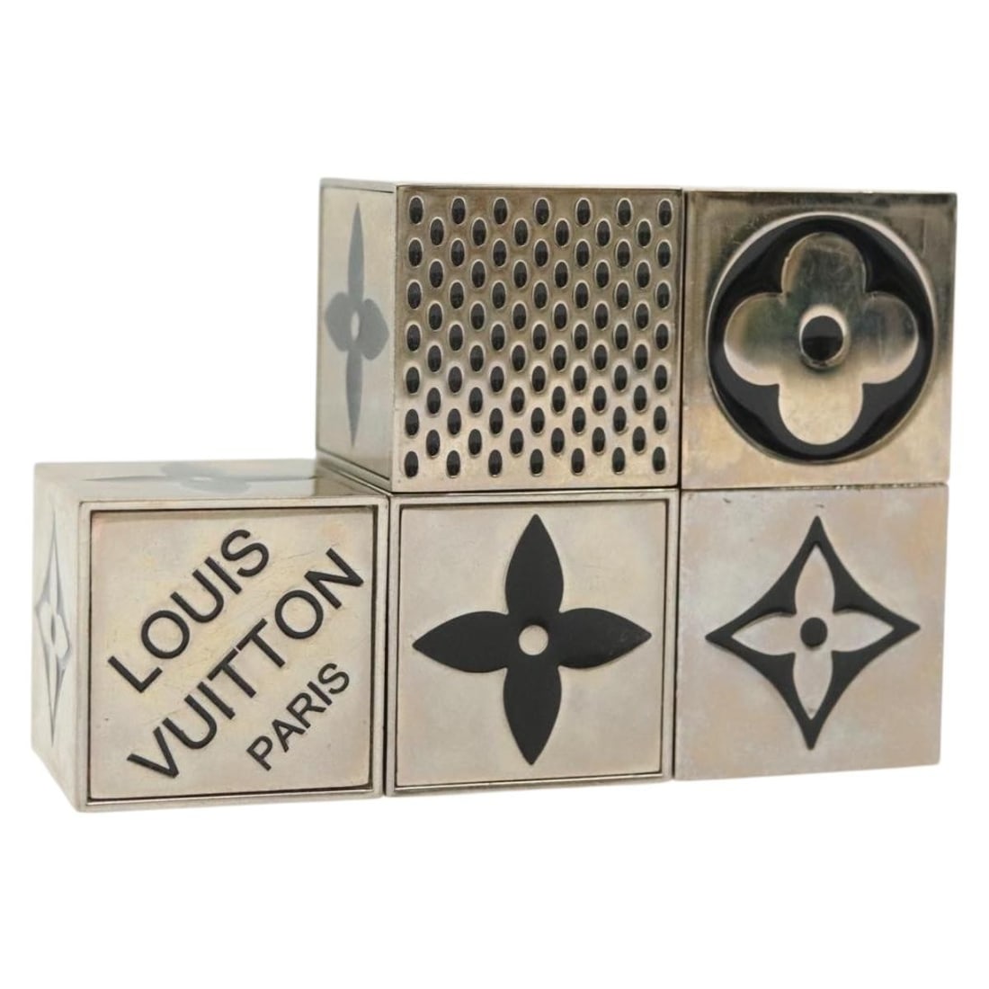 Louis Vuitton Monogram Gamecube Silver Metal Paperweight M99454: Louis Vuitton Monogram Gamecube Silver Metal Paperweight M99454 Introducing the LOUIS VUITTON Monogram Gamecube Paperweight, a stylish and functional accessory perfect for any desk. Crafted from durab