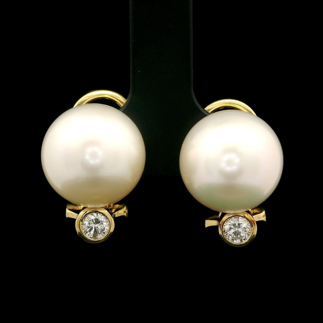 Elegant 18K Yellow Gold Pearl Diamond Earrings 0.30ctw: Elegant 18K Yellow Gold Pearl Diamond Earrings 0.30ctw Elevate your elegance with these exquisite Classic 18k Yellow Gold Earrings, featuring stunning 12mm round genuine cultured pearls. Each pearl sh