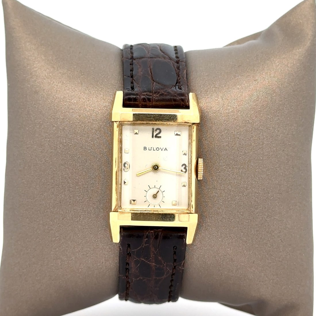 Vintage Bulova 14k Gold Mechanical Wind Rectangular Watch 21mm: Vintage Bulova 14k Gold Mechanical Wind Rectangular Watch 21mm Discover the elegance of the Vintage Fancy Bulova New York 14k Gold Rectangular Mechanical Wind Watch. This exquisite timepiece features